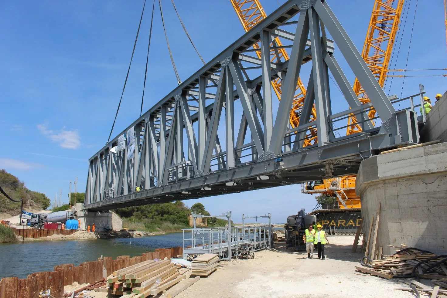 Ponte sul Fiume Lato — varo con gru Liebherr LR11000